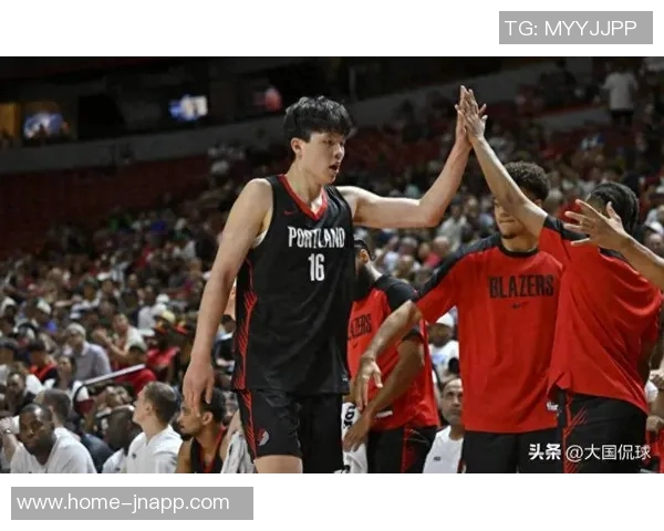 小杨激情泼水庆祝斯普利特首场胜利并获得比赛用球