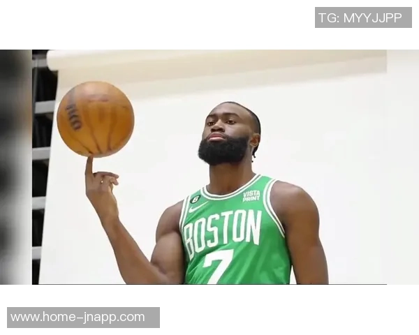 杰伦布朗轻松发挥9投5中贡献15分7篮板4助攻展现全能实力 杰伦布朗轻松发挥9投5中贡献15分7篮板4助攻展现全能实力