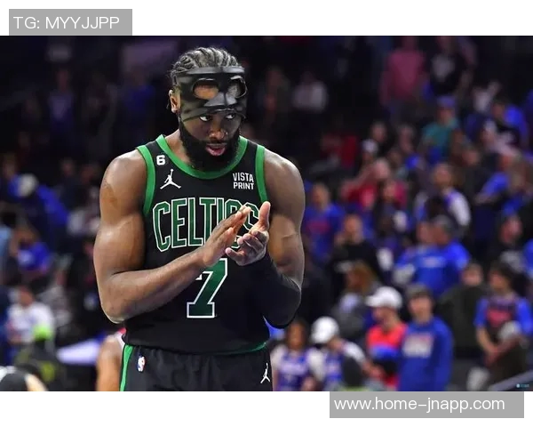 杰伦布朗首节火力全开独得16分但球队仍落后11分苦苦追赶